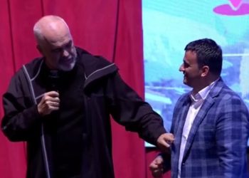 Rama vë në siklet Flamur Golemin: Këtë këmishën e ka parë nga unë, por nuk të shkon. Megjithëse e ke lënë jashtë se të është rritur barku (VIDEO)
