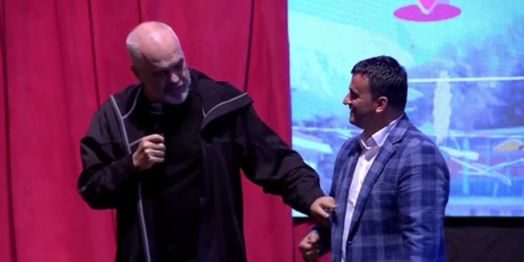 Rama vë në siklet Flamur Golemin: Këtë këmishën e ka parë nga unë, por nuk të shkon. Megjithëse e ke lënë jashtë se të është rritur barku (VIDEO)