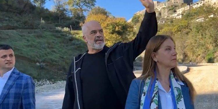 “Je i madh je i madh, të paçim të paçim…”, socialisti Gjirokastrës përshëndet Ramën nga maja e kodrës (VIDEO)