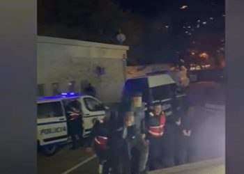 3 persona nga Saranda arrestohen në Tepelenë, në makinë kishin kanabis dhe mbi 18 mijë euro