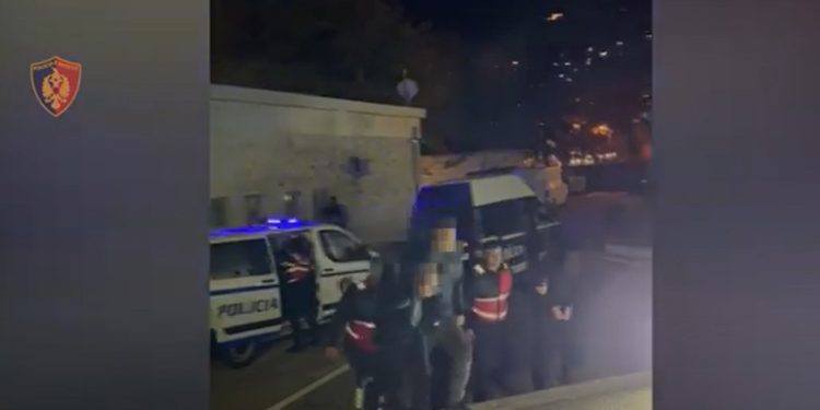 3 persona nga Saranda arrestohen në Tepelenë, në makinë kishin kanabis dhe mbi 18 mijë euro