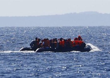 Ikën me gomone për një jetë më të mirë, Anglia i kthen menjëherë me avion 11 shqiptarë