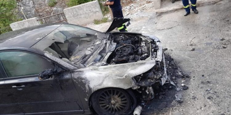 Sarandë, digjet makina e burrit të ish gjyqtares