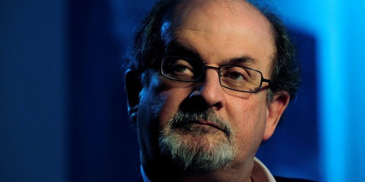 Salman Rushdie humb shikimin nga një sy dhe lëvizjen e një dore nga sulmi