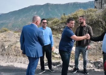Flamur Golemi dhe Ardi Veliu inagurojnë rrugën e re të Fushëbardhës: Faleminderit Edi Ramës dhe Belinda Ballukut (VIDEO)