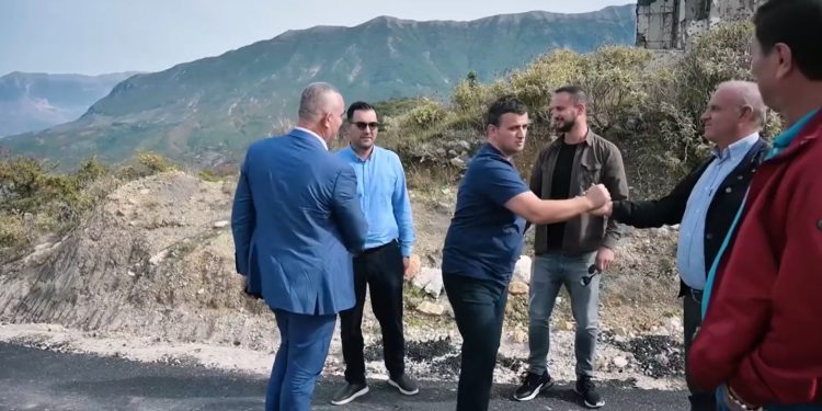 Flamur Golemi dhe Ardi Veliu inagurojnë rrugën e re të Fushëbardhës: Faleminderit Edi Ramës dhe Belinda Ballukut (VIDEO)