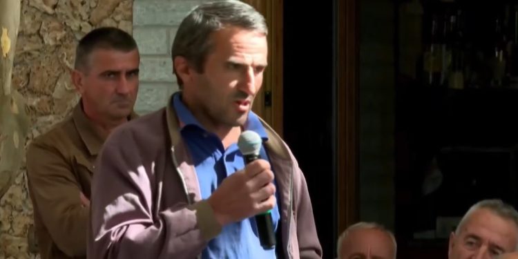 Berishës i kërkojnë në Libohovë të ndahet nga Ilir Meta: Shumicën e drejtorive në Gjirokastër i merrte LSI-ja, ne u katandisëm kokoshi një thelë