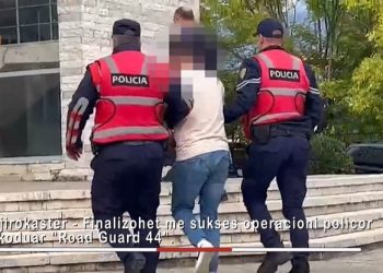Me 4 emigrantë të paligjshëm në makinë, arrestohet i riu në Gjirokastër (VIDEO)