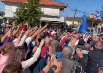 Berishën në Lazarat e presin me këngën “Shqipëria po ndryshon” (VIDEO)
