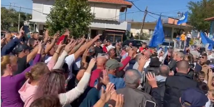 Berishën në Lazarat e presin me këngën “Shqipëria po ndryshon” (VIDEO)