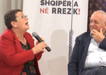 Zysha e PD i tregon Berishës: Gjirokastra do kthehet në qytetin e qofteve, kryetari i bashkisë me ministren u këndojnë labçe turistëve (VIDEO)