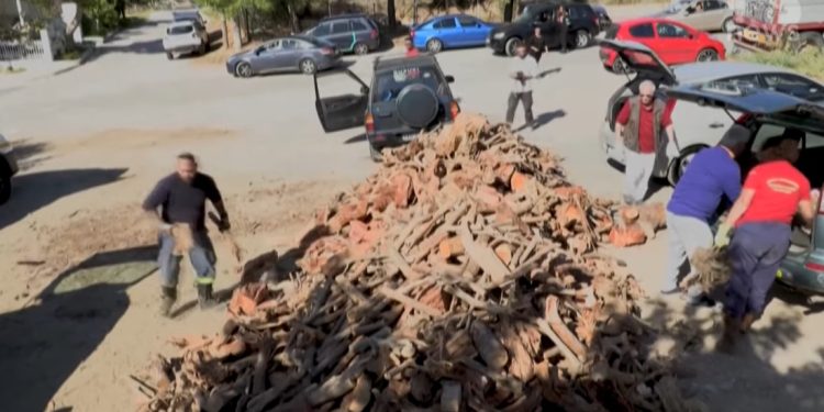 Nisma e veçantë në Greqi, bashkia jep dru zjarri falas për të përballuar krizën energjitike (VIDEO)