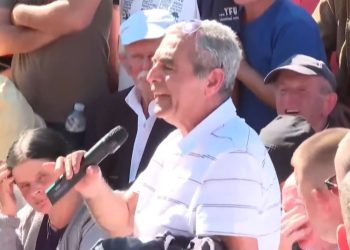 Ka dyshime edhe në Lazarat se Berisha nuk e rrëzon dot Ramën: Doktor do pak gjak kjo punë, vajti viti i 11 ai tallet me ne. U plevitosëm dhe në atë mavro-çadër, na gënjeu Lul brava