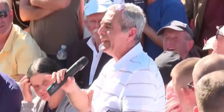 Ka dyshime edhe në Lazarat se Berisha nuk e rrëzon dot Ramën: Doktor do pak gjak kjo punë, vajti viti i 11 ai tallet me ne. U plevitosëm dhe në atë mavro-çadër, na gënjeu Lul brava