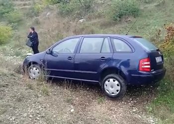 Aksident në Gjirokastër, “Skoda” me 3 persona del nga rruga (VIDEO)