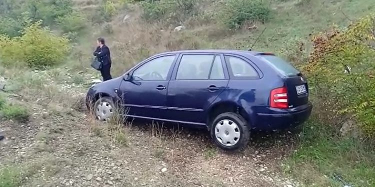 Aksident në Gjirokastër, “Skoda” me 3 persona del nga rruga (VIDEO)