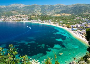 Grekët “dashurohen” me Shqipërinë, gazeta më e madhe “Kathimerini” jehonë turizmit tonë (FOTO)