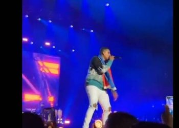 E RËNDË/ Ishte duke performuar në skenë, humb jetën këngëtari i njohur (VIDEO)