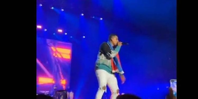 E RËNDË/ Ishte duke performuar në skenë, humb jetën këngëtari i njohur (VIDEO)