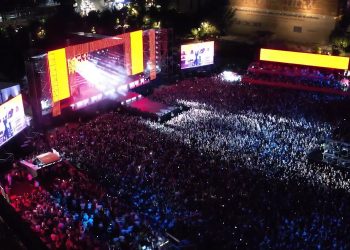 Dua Lipa mbush sheshin “Skënderbej” për 110 vjetorin e Pavarësisë