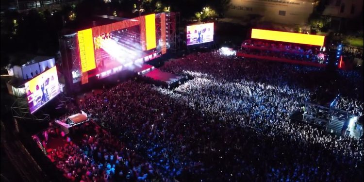 Dua Lipa mbush sheshin “Skënderbej” për 110 vjetorin e Pavarësisë