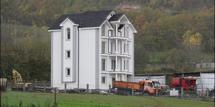 Ky është fshati shqiptar i ndërtuar plotësisht me para që vijnë nga emigrantët në Britani (FOTO)