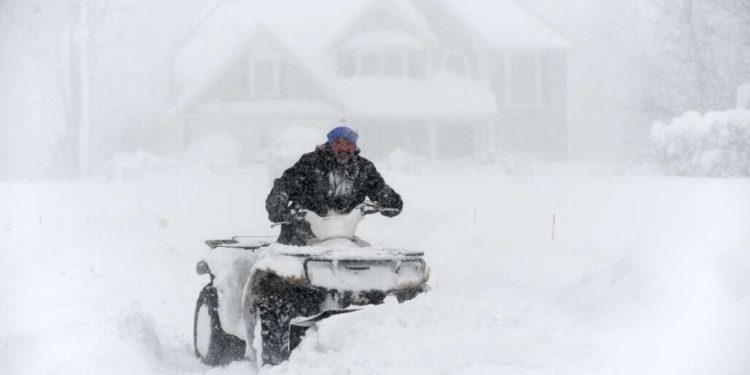 E pazakontë/ Shkon në 2 metra trashësia e dëborës në Nju Jork (FOTO)