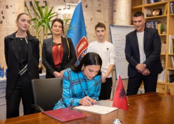 Dua Lipa merr shtetësinë shqiptare, ja çfarë shkruajnë mediat britanike