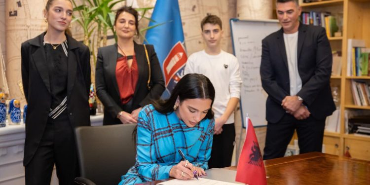 Dua Lipa merr shtetësinë shqiptare, ja çfarë shkruajnë mediat britanike