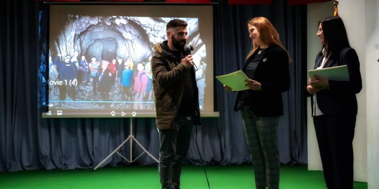 Nga mjekja neurologe që u kthye në vendlindje tek çunat e “Libohova Hiking”, Mirela Kumbaro vlerëson krenaritë e komunitetit në Libohovë