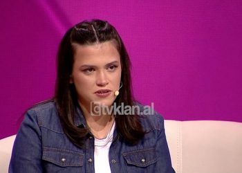 Që 1-muajshe përfundoi në jetimore, vajza kujton takimin e parë me nënën: M’u duk e huaj, nuk ndieja dashuri