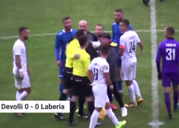 Vijon dhuna në futbollin shqiptar, goditet anësori, shoqërohen 3 tifozë gjatë ndeshjes Devolli-Labëria