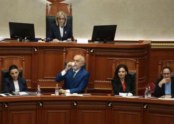 “Ilaç është kjo kafja në mëngjes”, si e nis Rama seancën për buxhetin
