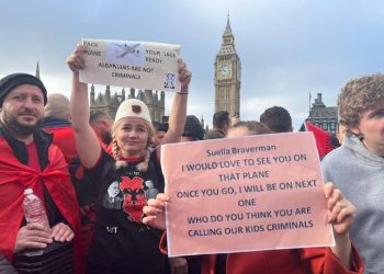 Shqiptarët e Londrës në protestë: Turp për ju, ne nuk jemi kriminelë (FOTO)