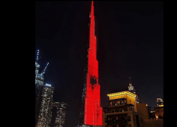 Ndërtesa më e lartë në botë ndriçohet me flamurin shqiptar (VIDEO)