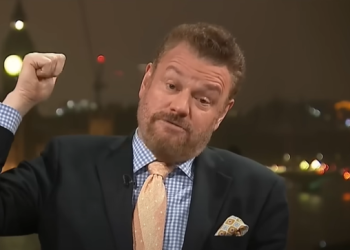 Gazetari britanik i mërzitur nga festa shqiptare në Londër për 28 Nëntorin: Eca në këmbë për të ardhur në punë, keq situata. Nëse vazhdohet kështu kemi marrë fund (VIDEO)