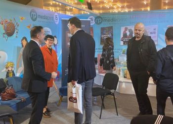 Basha shfaqet në panair duke blerë libra