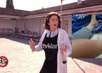Drejtoresha e shkollës dhunon dhe tërheq zvarrë mësuesen: Oj Eda, do thonë, që kemi shkalluar nga mendja (VIDEO)