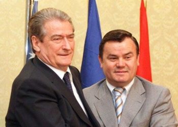 Nikoll Lesi, thirrje Berishës e Metës: Nesër mos u largoni nga Kryeministria pa rrëzuar Ramën, ndryshe mos dilni fare