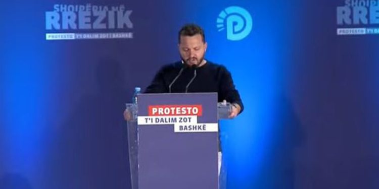 Këngëtari Renis Gjoka në protestën e Berishës: Këto kohë është shtuar stresi dhe ankthi