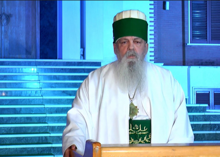 Baba Mondi thirrje të rinjve: Mos e braktisni Shqipërinë