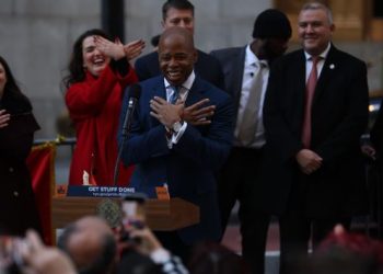 Kryebashkiaku i Nju Jorkut ngre flamurin kuqezi dhe bën shqiponjën në 110 vjetorin e Pavarësisë