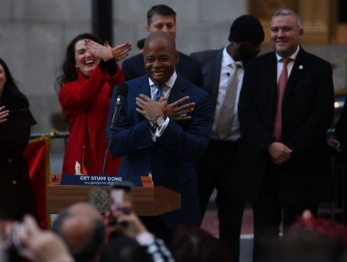 Kryebashkiaku i Nju Jorkut ngre flamurin kuqezi dhe bën shqiponjën në 110 vjetorin e Pavarësisë