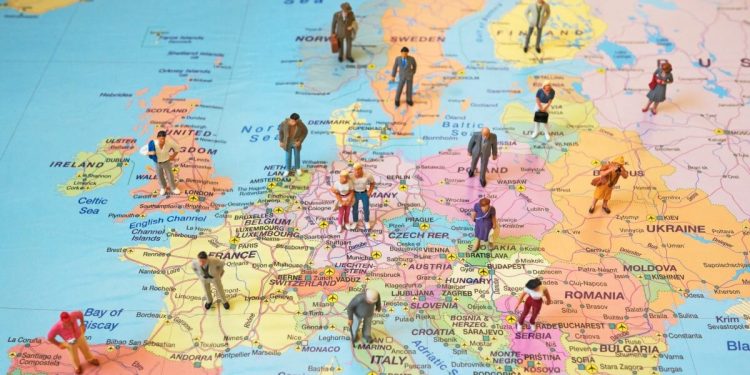 Shqiptarët, të dytët më të plakurit në Europë brenda një dekade