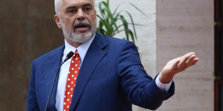 Qeveria ka në plan të shesë apartamente të shoqëruara me pasaportë shqiptare