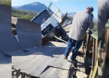 Ura e Vanës shembet për herë të tretë, Banorët: Do kalojmë me zetor ose avion (VIDEO)