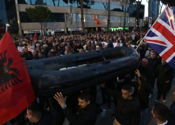 Emigrimi i shqiptarëve, protestuesit e opozitës sjellin gomone para Kryeministrisë (FOTO)