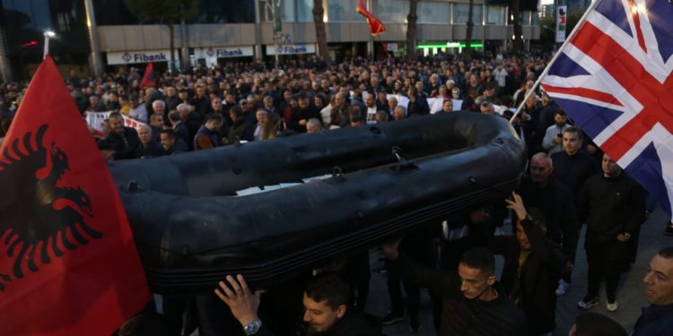 Emigrimi i shqiptarëve, protestuesit e opozitës sjellin gomone para Kryeministrisë (FOTO)