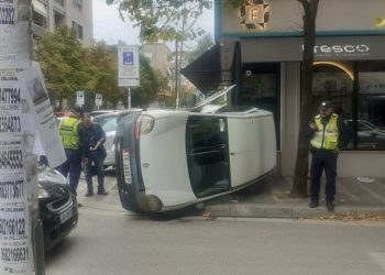 Aksidenti i frikshëm, makina për pak sa nuk futet në kafene (FOTO)