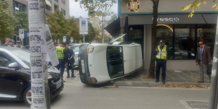 Aksidenti i frikshëm, makina për pak sa nuk futet në kafene (FOTO)